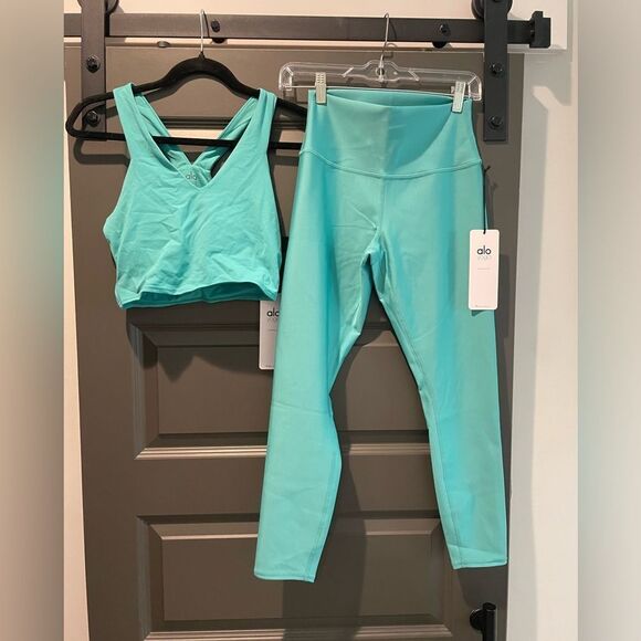 ALO Yoga Pants - NWT ALO YOGA SPORTS BRA AND AIRLIFT LEGGINGS SET
